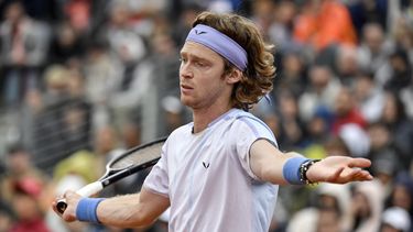 El ruso Andrey Rublev reacciona durante el encuentro ante el eslovaco Alex Molcan en el Abierto de Italia el sábado 13 de mayo del 2023. (AP Foto/Antonietta Baldassarre)