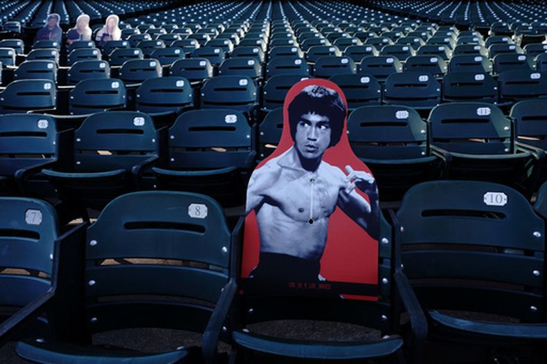 ARCHIVO - Una figura de cartón del artista marcial Bruce Lee se exhibe en el Oracle Park antes de un partido de béisbol entre los Gigantes de San Francisco y los Padres de San Diego en San Francisco, el 30 de julio de 2020. (AP Foto/Jeff Chiu/Archivo)