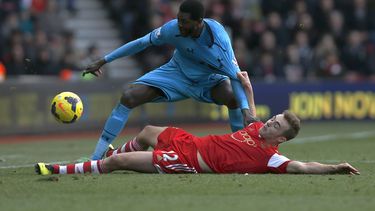 americateve | El futbolista de Tottenham Hotspur Emmanuel Adebayor, de pie, es frenado por Calum Chambers, de Southampton, durante un encuentro de la Liga Premier en Southampton el domingo 22 de diciembre del 2013. (AP Foto/Sang Tan)