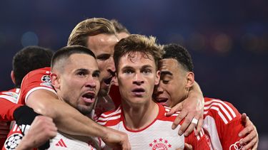 Joshua Kimmich, centro, del Bayern Múnich, celebra con sus compañeros de equipo después de anotar el único gol del partido de vuelta en los cuartos de final de la Liga de Campeones de Europa entre Bayern Múnich y Arsenal en la Allianz Arena, en Múnich, Alemania, el miércoles 17 de abril de 2024. (AP Foto/Christian Bruna)