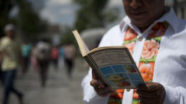 americateve | Un hombre lee un libro del Nobel de Literatura colombiano Gabriel Garc&iacute;a M&aacute;rquez mientras espera para rendir sus respetos al autor en el Palacio de Bellas Artes en la Ciudad de M&eacute;xico, el lunes 21 de abril del 2014. (AP Foto/Rebecca B