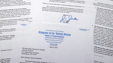 Una carta enviada por el presidente de la Comisión Judicial de la cámara baja, el republicano Jim Jordan, al secreario de Justicia, Merrick Garland, 9 de junio de 2023. (AP Foto/Jon Elswick)