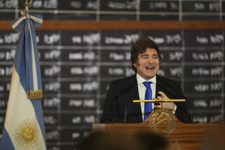 El presidente argentino, Javier Milei, durante su intervención en un evento por el 171mo aniversario de la Bolsa de Comercio de Buenos Aires, en Buenos Aires, Argentina, el jueves 10 de julio de 2025. (AP Foto/Natacha Pisarenko)
