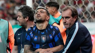 Giorgian de Arrascaeta, centro, de Uruguay, abandona el partido amistoso internacional entre Corea del Sur y Uruguay, el lunes 28 de septiembre de 2026, en Seúl, Corea del Sur. (AP Foto/Ahn Young-joon)