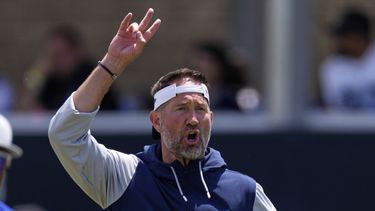 El entrenador en jefe de los Cowboys de Dallas, Brian Schottenheimer, gesticula durante el campo de entrenamiento el sábado 26 de julio de 2025, en Oxnard, California. (AP Photo/Mark J. Terrill)