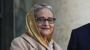 ARCHIVO - La primera ministra de Bangladesh, Sheikh Hasina Wazed, llega al palacio del Eliseo en París, el 9 de noviembre de 2021, para reunirse con el presidente de Fancia, Emmanuel Macron, en una reunión bilateral en un aparte del Foro de la Paz de París. (AP Foto/Michel Euler, Archivo)