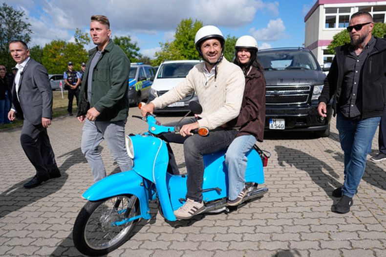 Ulrich Siegmund, principal candidato del partido Alternativa para Alemania (AfD, por sus siglas en inglés), y su esposa Julia salen de una casilla electoral en una pequeña motocicleta Schwalbe tras votar en las elecciones estatales de Sajonia-Anhalt, el domingo 6 de septiembre de 2026, en Tangermünde, en el este de Alemania. (AP Foto/Matthias Schrader)