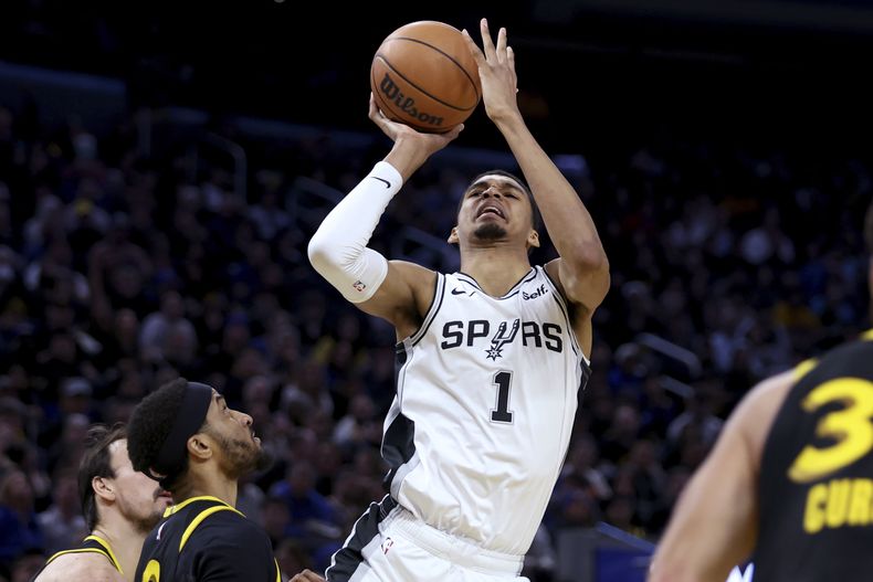 El centro de los Spurs de San Antonio Victor Wembanyama (1) dispara al aro en el partido contra los Warriors de Golden State, el viernes 24 de noviembre de 2023. (AP Foto/Jed Jacobsohn)