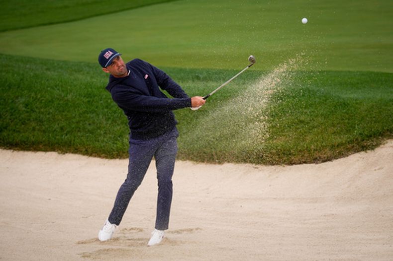 El estadounidense Scottie Scheffler practica en el quinto hoyo antes del inicio de la Copa Presidente en el Medinah Country Club el lunes 21 de septiembre del 2026. (AP Foto/Matt Slocum)