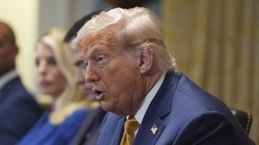El presidente estadounidense Donald Trump, centro, habla en una reunión del gabinete en la Casa Blanca, el martes 8 de julio de 2025, en Washington. (AP Foto/Evan Vucci)