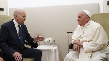 ARCHIVO – El presidente Joe Biden, izquierda, se reúne con el papa Francisco en Savelletri, Puglia, Italia, el 14 de junio de 2024. (Kevin Lamarque/Pool Foto vía AP, Archivo)