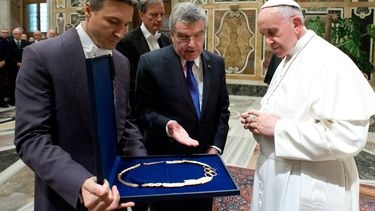 americateve | El papa Francisco, derecha, recibe un regalo del presidente del COI, Thomas Bach, centro, en una ceremonia en el Vaticano el s&aacute;bado, 23 de noviembre de 2013. Imagen suministrada por el diario del vaticano LOsservatore. (AP Photo/L Osservatore Rom