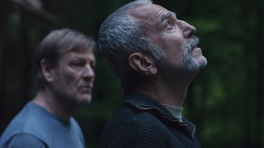 Esta imagen publicada por Focus Features muestra a Sean Bean, a la izquierda, y Daniel Day-Lewis en una escena de Anemone. (Focus Features via AP)
