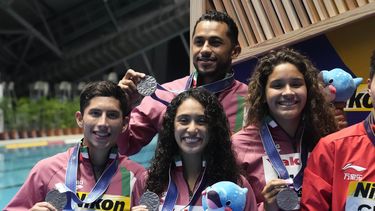El equipo de México celebra tras ganar una medalla de plata en la competencia mixta en el Mundial de natación, el martes 18 de julio de 2023, en Fukuoka, Japón. (AP Foto/Lee Jin-man)