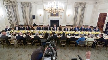 El presidente Donald Trump le indica a un periodista que le haga una pregunta durante una cena con directivos de empresas tecnológicas en el Comedor de Estado de la Casa Blanca, el jueves 4 de septiembre de 2025, en Washington. (AP Foto /Alex Brandon)