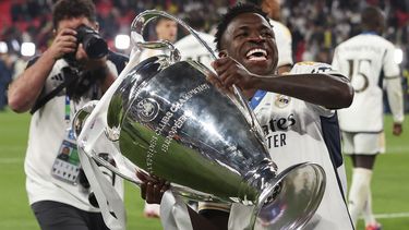 Vinicius Junior del Real Madrid celebra con el trofeo tras la victoria ante Borussia Dortmund en la final de la Liga de Campeones, el sábado 1 de junio de 2024, en Londres. (AP Foto/Ian Walton)