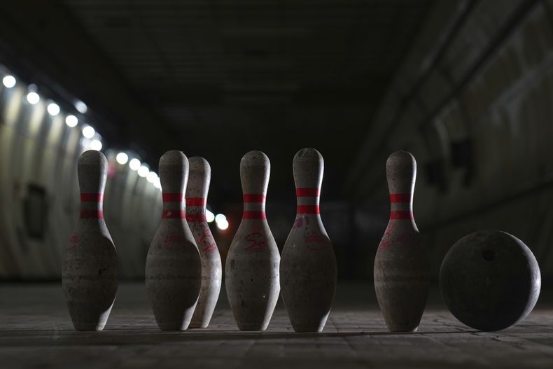 Los bolos abandonados en uno de los túneles se ven durante una gira de prensa en Londres, el jueves 19 de junio de 2025. (Foto AP/Joanna Chan)
