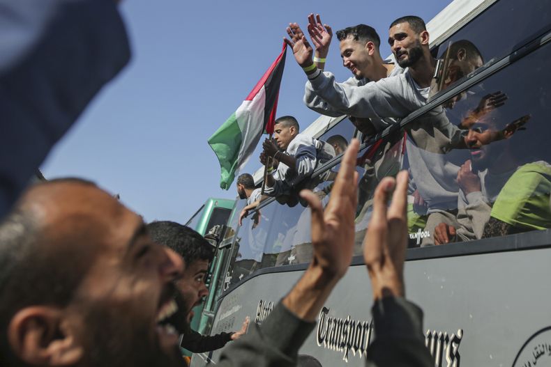 Palestinos liberados son recibidos por una multitud a su llegada a la Franja de Gaza tras ser liberados de una prisión israelí tras un acuerdo de cese el fuego entre Hamás e Israel en Jan Yunis, el sábado 1 de febrero de 2025. (AP Foto/Jehad Alshrafi)
