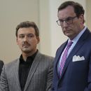 Morgan Wallen, a la izquierda, escucha sus cargos por imprudencia temeraria mientras se declara culpable de arrojar una silla desde un balcón de seis pisos en un tribunal penal el jueves 12 de diciembre de 2024 en Nashville, Tennessee. (Foto AP/George Walker IV)