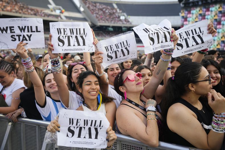 Fans esperan el comienzo del primer concierto de Taylor Swift de su gira Eras en Buenos Aires, Argentina, el jueves 9 de noviembre de 2023. (Foto AP/Natacha Pisarenko)