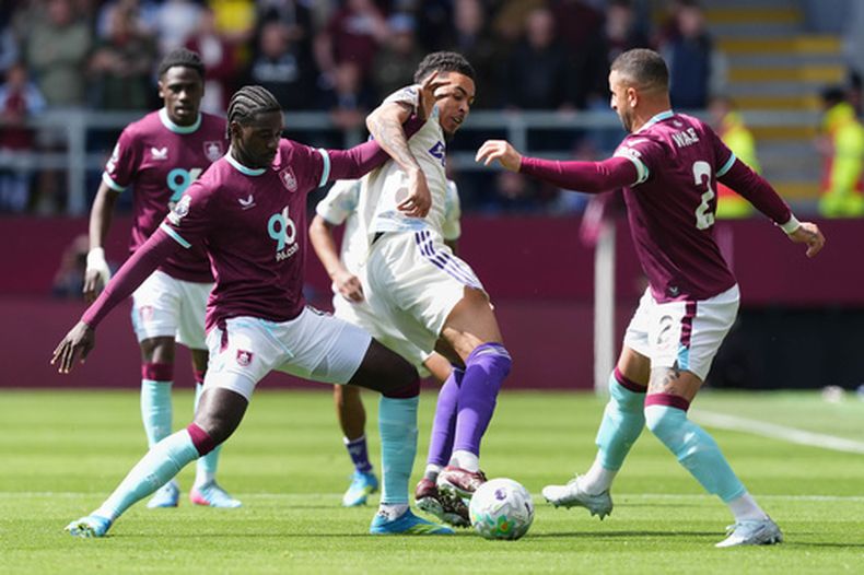 Morgan Rogers del Aston Villa pelea por el balón con Axel Tuanzebe y Kyle Walker del Burnley en el encuentro de la Liga Premier el domingo 10 de mayo del 2026. (Martin Rickett/PA via AP)