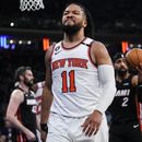 Jalen Brunson, de los Knicks de Nueva York, festeja luego de anotar ante el Heat de Miami en las semifinales de la Conferencia Este, el miércoles 10 de mayo de 2023 (AP Foto/Frank Franklin II)