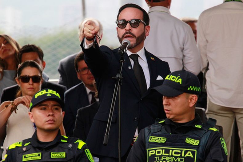 El presidente electo Abelardo de la Espriella gesticula durante un desfile militar con motivo del Día de la Independencia en Bogotá, Colombia, el lunes 20 de julio de 2026. (Foto AP/Miguel Ángel López)