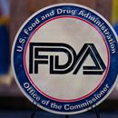 El logo de la Administración de Alimentos y Medicamentos de Estados Unidos en el Auditorio del Edificio Hubert Humphrey, el 22 de abril de 2025, en Washington. (AP Foto/Jose Luis Magana, Archivo)