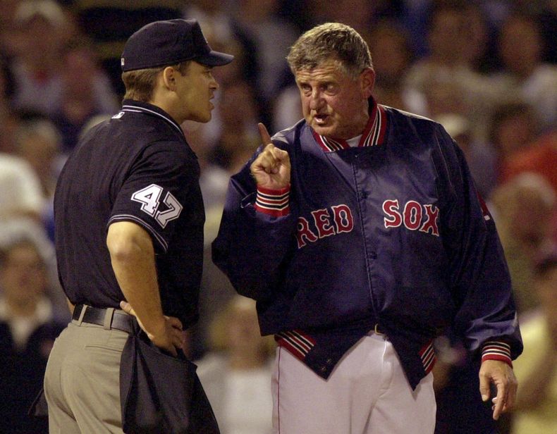 ARCHIVO - El mánager de los Medias Rojas de Boston Jimy Williams (derecha) discute con el umpire del plato Mark Wegner tras ser expulsado en un juego en el Fenway Park de Boston, el jueves 10 de mayo de 2001. Williams ha fallecido. Tenía 80 años. (AP Foto/Charles Krupa)