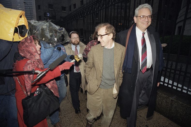 En esta foto del 12 de enero de 1993, Woody Allen intercambia sonrisas con una reportera al llegar a la Corte Suprema Estatal de Nueva York en Manhattan, para una audiencia en la que solicit&oacute; derechos m&aacute;s amplios para visitar a sus hijos dur