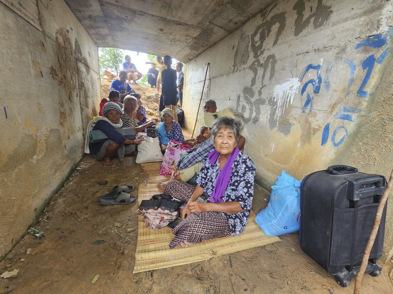 Tailandeses que huyeron de los combates entre soldados tailandeses y camboyanos se refugian en la provincia de Surin, en el noreste de Tailandia, el jueves 24 de julio de 2025. (AP Foto/Sunny Chittawil)