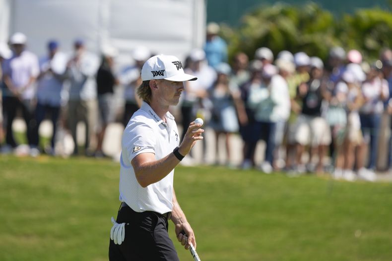 El estadounidense Jake Knapp sostiene la pelota tras conseguir un birdie en el hoyo 9 de la tercera ronda del Abierto Mexicano, el sábado 24 de febrero de 2024 en Puerto Vallarta (AP Foto/Fernando Llano)