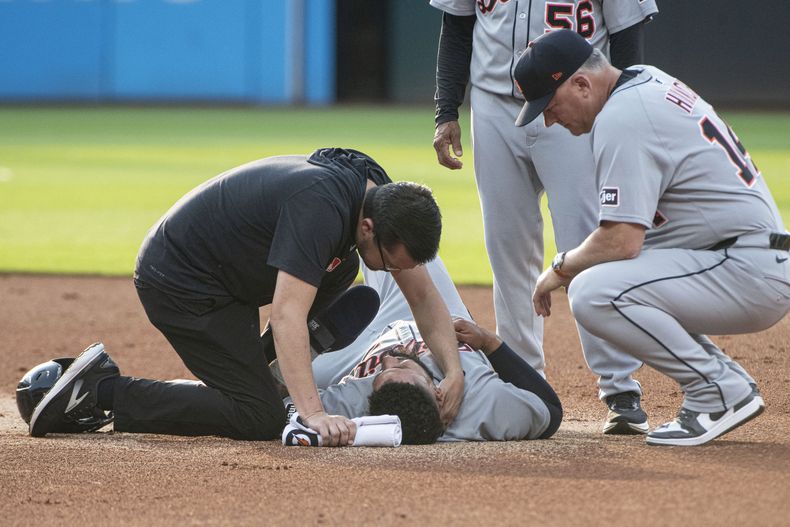 El venezolano Gleyber Torres, de los Tigres de Detroit, recibe atención tras sufrir un golpe en la intermedia durante el juego ante los Guardianes de Cleveland, el sábado 5 de julio de 2025 (AP Foto/Phil Long)