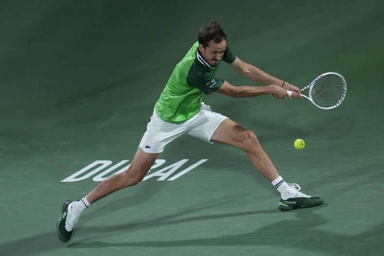 Daniil Medvedev devuelve ante Alexander Shevchenko durante el torneo de Dubái, el martes 27 de febrero de 2024, en los Emiratos Árabes Unidos. (AP Foto/Kamran Jebreili)