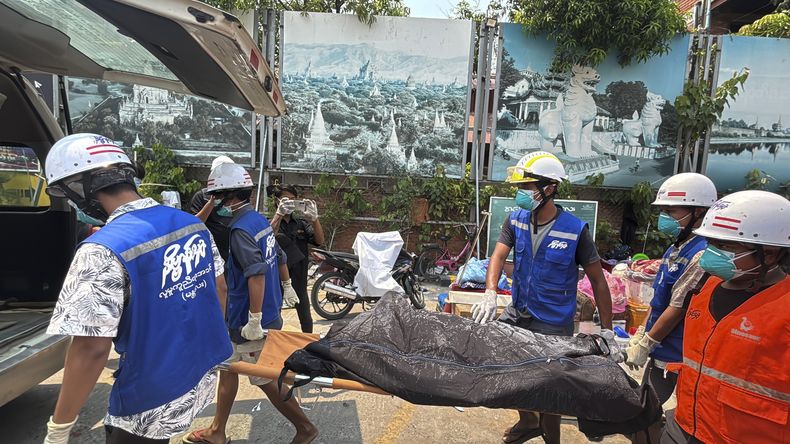 Rescatistas llevan el cuerpo de una víctima de un edificio derruido tras el sismo del viernes en Mandalay, Myanmar, el jueves 3 de abril de 2025. (AP Foto)