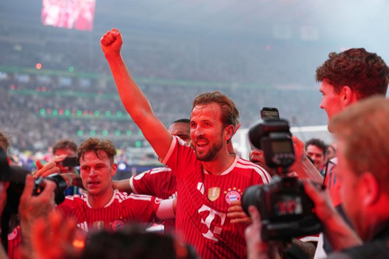El inglés Harry Kane, del Bayern, celebra tras anotar el tercer gol de su equipo durante la final de la Copa de Alemania (DFB Pokal) entre el VfB Stuttgart y el Bayern de Múnich en Berlín, Alemania, el sábado 23 de mayo de 2026. (Foto AP/Ebrahim Noroozi)