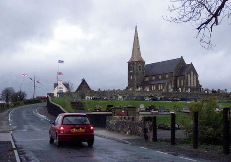 ARCHIVO - La normalmente custodiada iglesia protestante de Drumcree, cerca de la localidad de Portadown, el 2 de diciembre de 1999. (AP Foto/Adam Butler, archivo)
