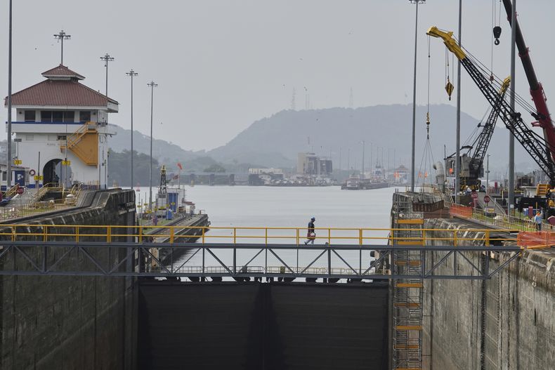 ARCHIVO – Un grupo de trabajadores realizan labores de mantenimiento en las esclusas de Pedro Miguel del Canal de Panamá durante una inspección de rutina en Ciudad de Panamá, el viernes 30 de mayo de 2025. (AP Foto/Matias Delacroix, Archivo)