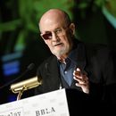 ARCHIVO - El autor Salman Rushdie recibe el primer premio a la perturbación de la paz de la Fundación de la Biblioteca Vaclav Havel en el Centro Vaclav Havel el martes 14 de noviembre de 2023, en Nueva York. El primer libro de Rushdie desde el apuñalamiento de 2022 por el que estuvo en peligro su vida es explícito en la violencia que sufrió Rushdie y heroico por la voluntad de vivir que conserva. (Foto Evan Agostini/Invision/AP, archivo)