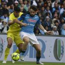 Raoul Bellanova del Inter de Milan y Khvicha Kvaratskheliathe del Napoli pelean por el balón en el encuentro de la Serie A el domingo 21 de mayo del 2023. (Alessandro Garofalo/LaPresse via AP)