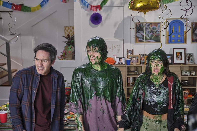 En esta imagen proporcionada por ViX, Mauricio Ochmann, Martín Saracho y Romina Poza en una escena de la serie Papa soltero. (ViX via AP)