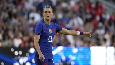 ARCHIVO - La delantera estadounidense Alex Morgan durante el primer tiempo del partido amistoso contra Irlanda, el 11 de abril de 2023, en San Luis. (AP Foto/Jeff Roberson)