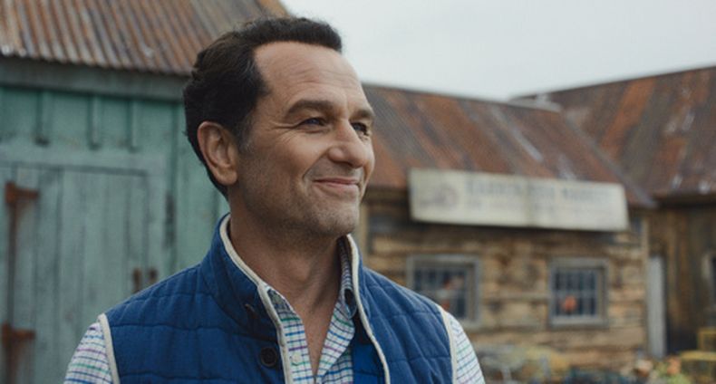 Esta imagen, difundida por Apple TV+, muestra a Matthew Rhys en una escena de Widows Bay. (Apple TV+ via AP)
