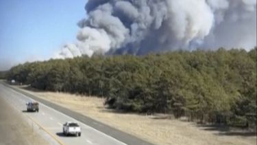 Foto tomada de video entregado por Andrew Tallon que muestra los incendios en Long Island en el estado de Nueva York el 8 de marzo del 2025. (Andrew Tallon via AP)