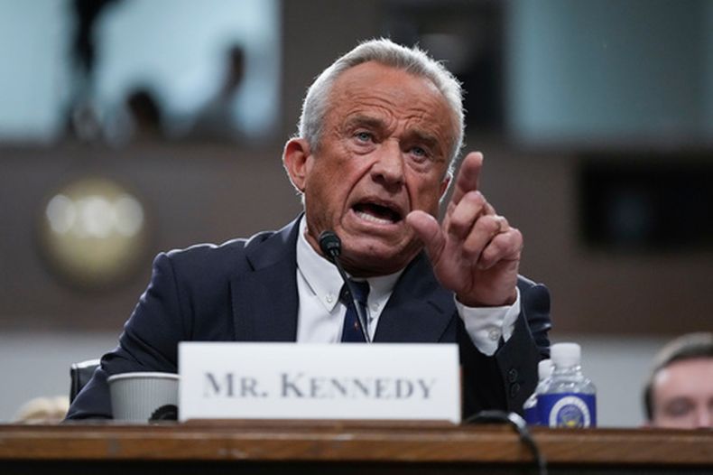 ARCHIVO – Robert F. Kennedy Jr., elegido por el presidente Donald como secretario de Salud y Servicios Humanos, comparece ante el Comité de Finanzas del Senado para su audiencia de confirmación, en el Capitolio, en Washington, el 29 de enero de 2025. (AP Foto/Ben Curtis, Archivo)