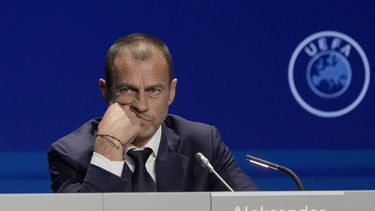 El presidente de la UEFA Aleksander Ceferin escucha una pregunta en una conferencia de prensa, el 5 de abril de 2023 (AP Foto/Armando Franca)