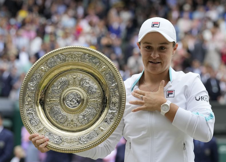 ARCHIVO - Foto del 10 de julio del 2021, la australiana Ash Barty posa con el trofeo tras ganar Wimbledon al superar en la final a la checa Karolina Pliskova. El martes 4 de julio del 2023, Barty anuncia que dio a luz a su primer hijo. (AP Foto/Kirsty Wigglesworth, Archivo)