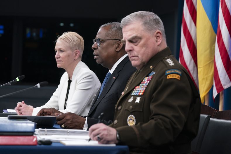 El secretario de Defensa de Estados Unidos, Lloyd Austin (centro), junto al presidente del Estado Mayor Conjunto, el general Mark Milley, y la subsecretaria de Defensa para Asuntos de Seguridad Internacional, Celeste Wallander, durante una reunión virtual con el grupo de contacto de defensa de Ucrania en el Pentágono, Washington, el martes 18 de julio de 2023. (AP Foto/Manuel Balce Ceneta)