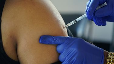 UE recomienda refuerzos contra nuevas variantes del COVID-19