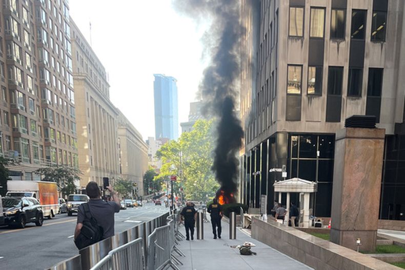 En esta imagen cortesía de Robert Sullivan se puede ver humo negro y llamas en la fachada de un edificio en 26 Federal Plaza, el lunes 20 de julio de 2026, en Manhattan, en la ciudad de Nueva York. (Robert Sullivan vía AP)